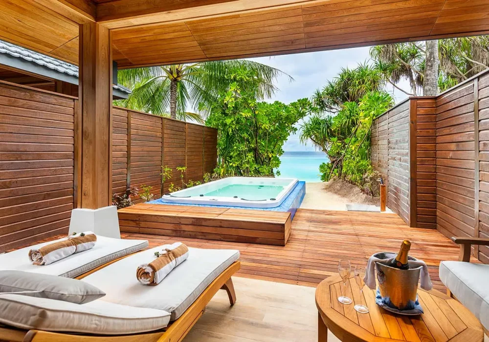 Lily_Beach-suite-jacuzzi_1600x900